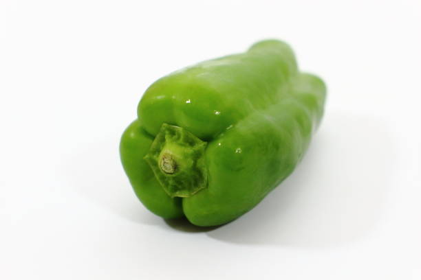 It expresses the vivid green peppers that grew in the summer sun. It is a piece that gives color and energy to the summer dining table.