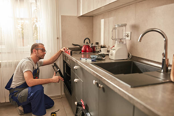 istock Handyman fixing oven in a kitchen. 2206165354