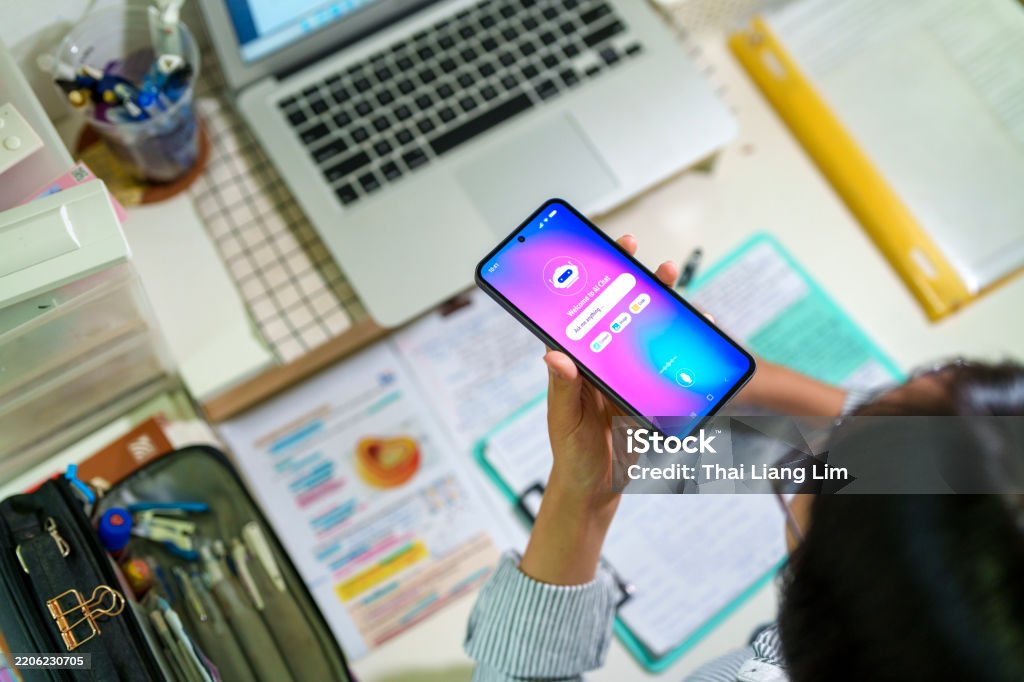 Studente che utilizza il chatbot AI durante lo studio - Foto stock royalty-free di Intelligenza artificiale Studente che utilizza il chatbot AI durante lo studio - Foto stock royalty-free di Intelligenza artificiale
