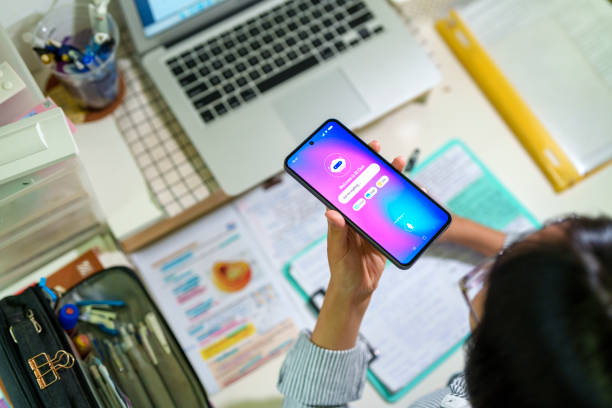 aluno usando ai chatbot enquanto estuda - procurar - fotografias e filmes do acervo