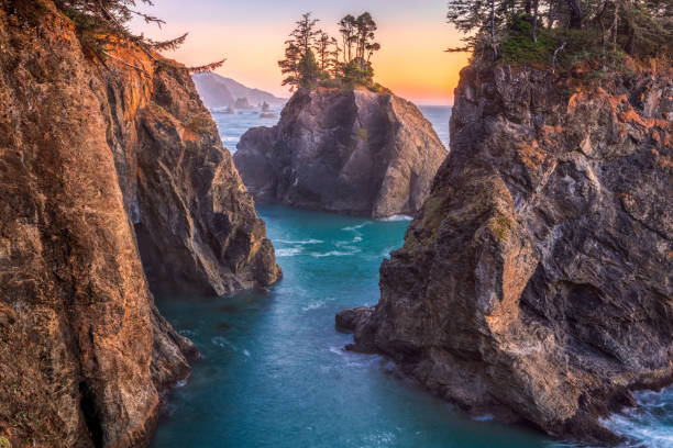 istock Oregon Coast Sunset - Rocky Coastline - Samuel H. Boardman State Scenic Corridor 2206290334