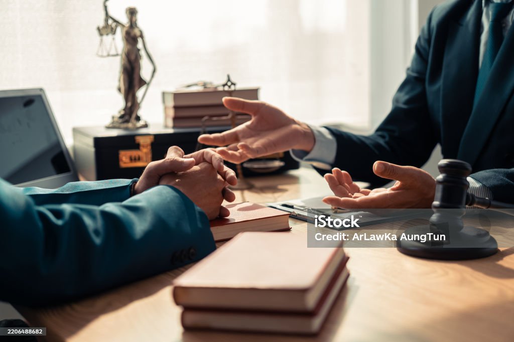 법정, 매력적인 판사 변호사, 테이블에 앉아, 사무실에서 서류와 노트북을보고, 법률 비즈니스 서비스 개념, 닫기 - 로열티 프리 변호사 스톡 사진 법정, 매력적인 판사 변호사, 테이블에 앉아, 사무실에서 서류와 노트북을보고, 법률 비즈니스 서비스 개념, 닫기 - 로열티 프리 변호사 스톡 사진