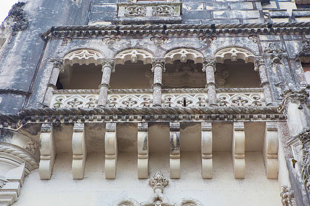 The walls of Loulé, commonly known as the castle, are of Islamic origin and have several mud towers and walls concealed between houses, dating from the 12th-13th centuries. Today, it houses several cultural spaces.