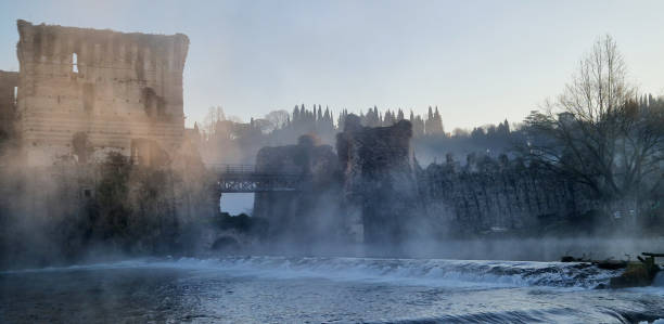 valeggio sul mincio, venetienmit blick auf die brücke über den fluss mincio imn der morgendämmerung mit nebel