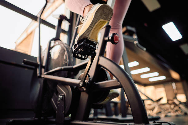 Stationary bike with metal disc for pedaling and improving physical fitness and leg musculation