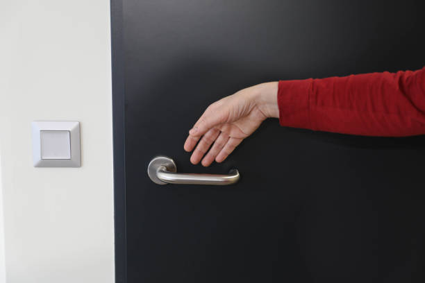 istock A female hand gripped the door handle 2206547169