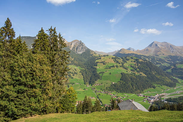 istock Herbstliche Landschaft in den Schweizer Alpen 2206688778