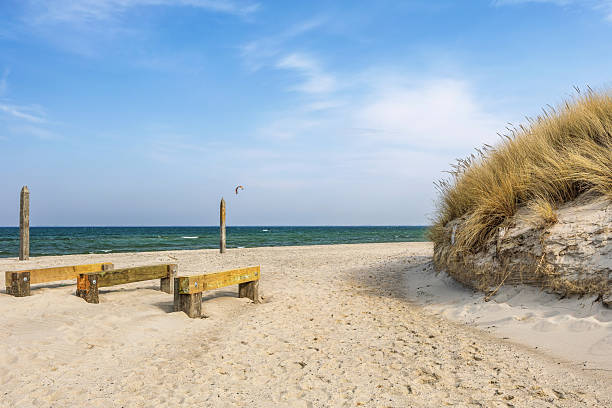 Bei Wind, Wellen und Sonnenschein geht es am Strand entlang