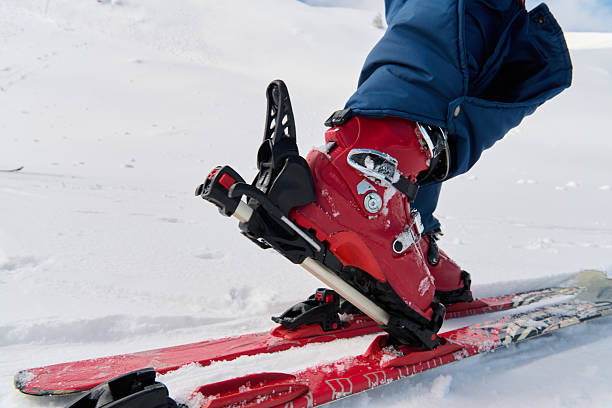 When installing universal semi-rigid ski cable bindings with free heel, the heel pad is nailed down.
