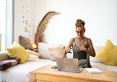 life-coach-der-eine-online-sitzung-aus-dem-homeoffice-leitet.jpg?b=1&s=170x170&k=20&c=DYPAIduTEfHvh-w3aYNUKwVn9EKM1pZ0HHhYFk8Md8U=