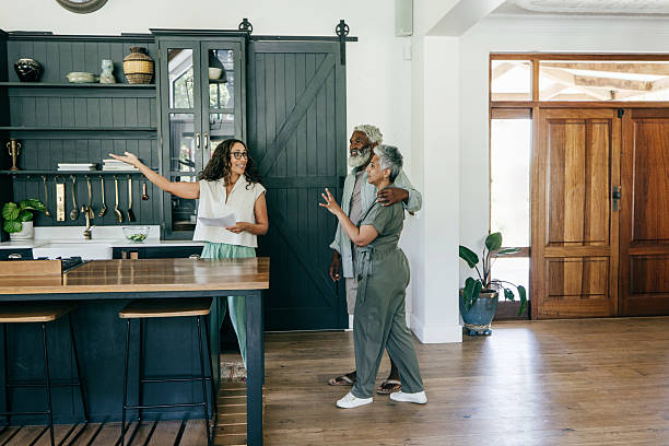 istock Many reasons to use an agent when selling a property 2206969115