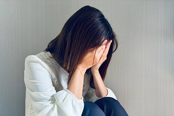 woman covering her face - avergonzamiento fotografías e imágenes de stock