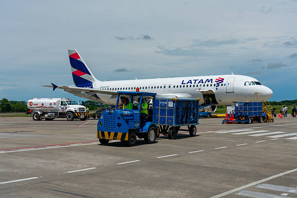 chariot à bagages à l’aéroport de la côte caraïbe de la colombie. - jour-de-lan photos et images de collection