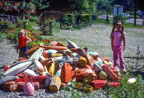 maine - dívky zkoumají humří bóje - 1985 - lov humrů fotky - stock snímky, obrázky a fotky