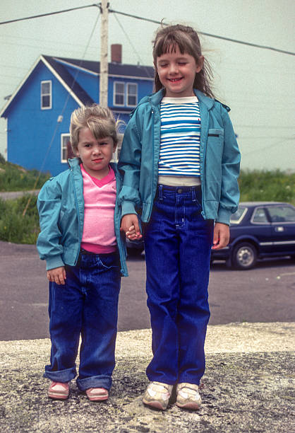 lunenburg - dívky stojící na skále - 1985 - 1985 fotky - stock snímky, obrázky a fotky