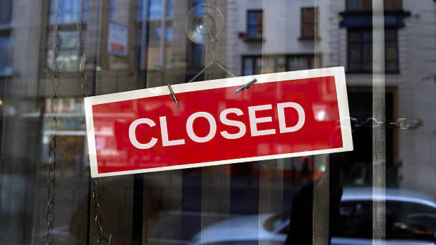 istock closed sign in English 2207534483