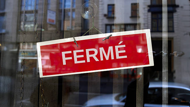 istock closed sign in French 2207534500