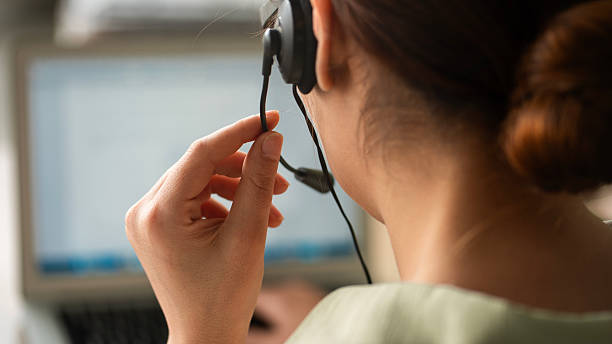 mujer trabajando en un call center - centro de llamadas fotografías e imágenes de stock