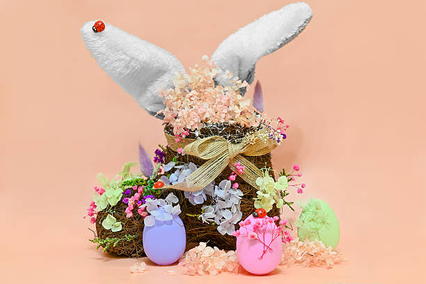 A jackboot with artificial rabbit ears, decorated with dried flowers, stands in the center, in front of it are Easter artificial eggs