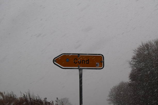 istock way sign to Cond 2207757064