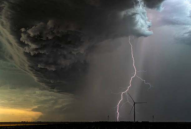 istock Lightening from an approaching supercell stormEastern Colorado plain 2207861846