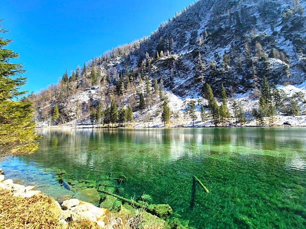 Bergsee mit grünem Wasser im Winter