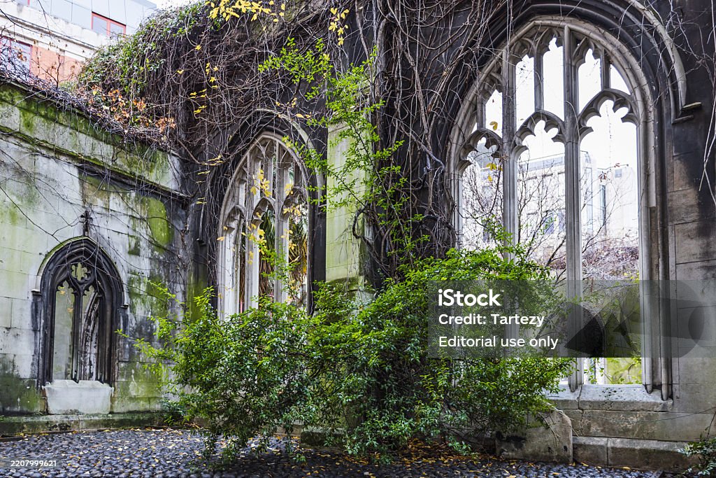 St Dunstan in the East Church Garden with Gothic Ruins and Lush Greenery. London, UK - Royalty-free Antiguidades Foto de stock St Dunstan in the East Church Garden with Gothic Ruins and Lush Greenery. London, UK - Royalty-free Antiguidades Foto de stock