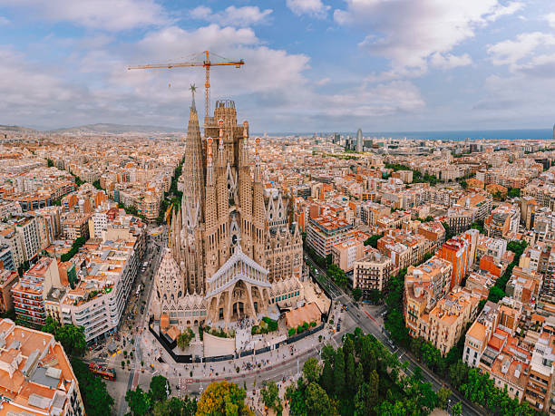 aerial view of la sagrada familia cathedral in eixample district of barcelona spain - sagrada família imagens e fotografias de stock
