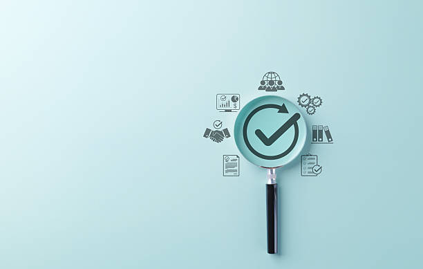 concept d’assurance qualité et de conformité à la certification. une loupe avec une coche entourée d’une icône d’entreprise, symbolisant l’assurance qualité, la conformité et la certification. document certifié, - unité photos et images de collection