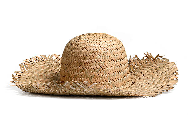 chapeau de plage en paille avec ombre couchée isolée fond blanc. chapeau de plage vue de face avec chemin de coupure comme bannière de conception, prise de vue en studio avec la lumière du soleil. casquette de voyage d’été pour des vacances à la p - chapeau de paille photos et images de collection