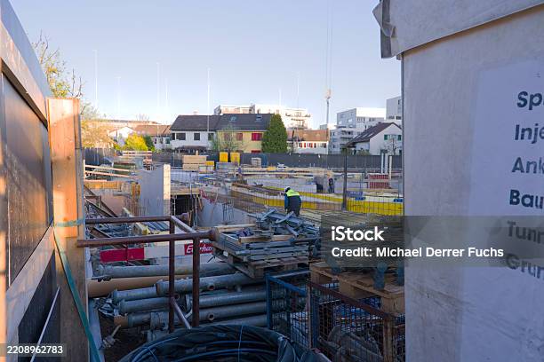 Hố Xây Dựng Công Trường Với Hố Xây Dựng Tại Thành Phố Zürich Của Thụy Sĩ Vào Một Buổi Sáng Mùa Xuân Đầy Nắng Hình ảnh Sẵn có - Tải xuống Hình ảnh Ngay bây giờ