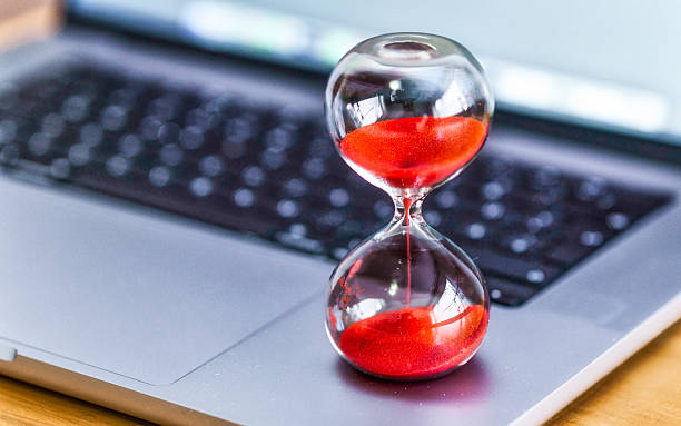 istock Hourglass on laptop – symbol for time pressure, deadlines and digital work 2208974928