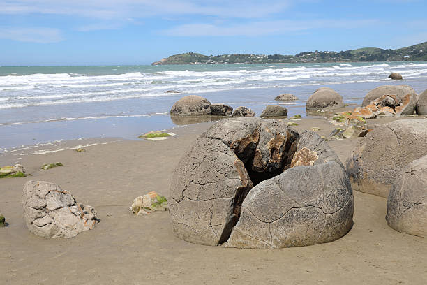istock Moeraki Boulders / Moeraki Boulders / 2209071670