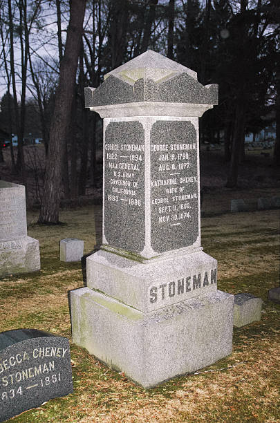 istock Lake View Cemetery in New York State 2209131812