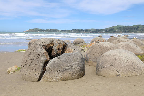 istock Moeraki Boulders / Moeraki Boulders / 2209185721