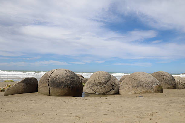 istock Moeraki Boulders / Moeraki Boulders / 2209185982