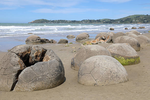 istock Moeraki Boulders / Moeraki Boulders / 2209245070