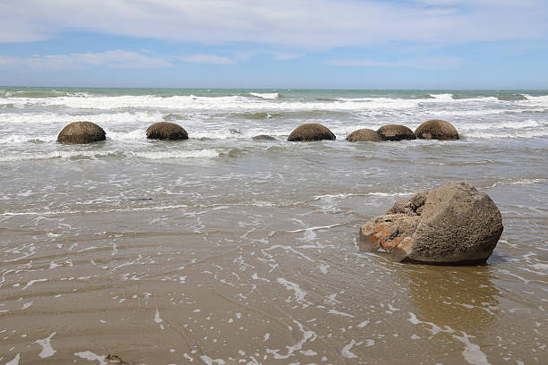 istock Moeraki Boulders / Moeraki Boulders / 2209409733