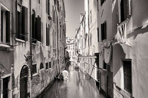 Nothing more pittoresque than the narrow alleys & channels in Venice - with laundry out.