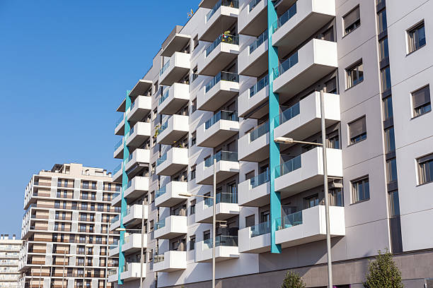 la fachada de algunos edificios de apartamentos modernos - bloques vivienda nuevos fotografías e imágenes de stock