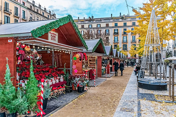 stánky s vánočními trhy s vánočními hvězdami a dekoracemi na náměstí nezávislosti v gironě - girona - stock snímky, obrázky a fotky
