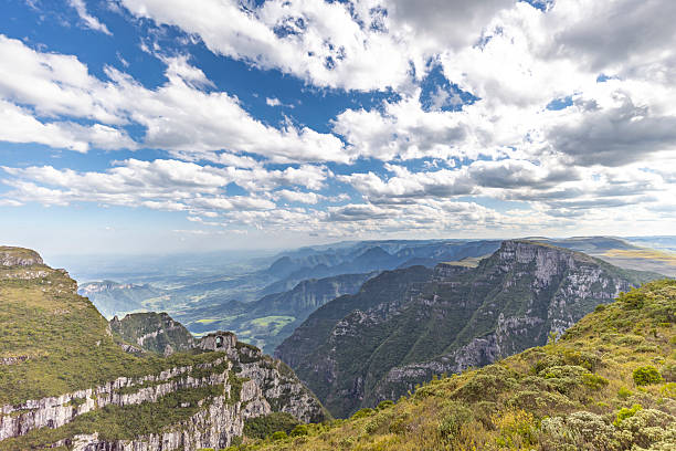 Pedra Furada seen from the Morro da Igreja viewpoint, 1,822 meters above sea level. The natural rock formation is one of the main tourist attractions in the city of Urubici, in the Santa Catarina mountains