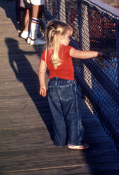 maine - boothbay harbor - dívka na přístavišti - 1985 - 1985 fotky - stock snímky, obrázky a fotky