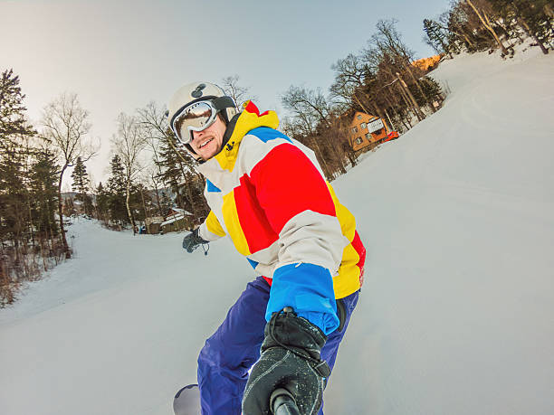snowboarder in the mountains, preparing for a freeride