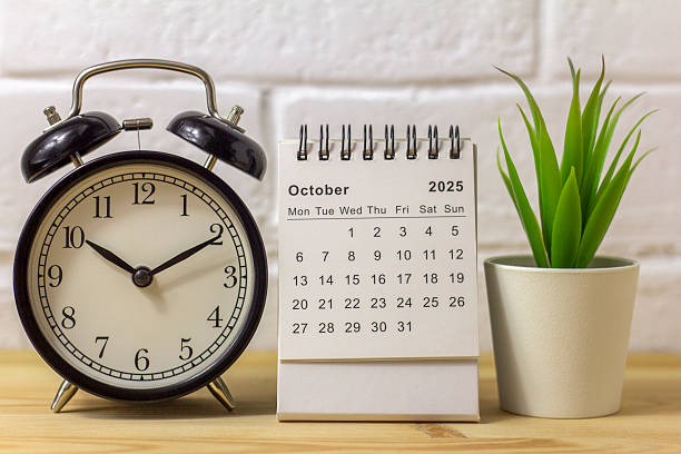 Desktop calendar for October 2025 on the desktop.