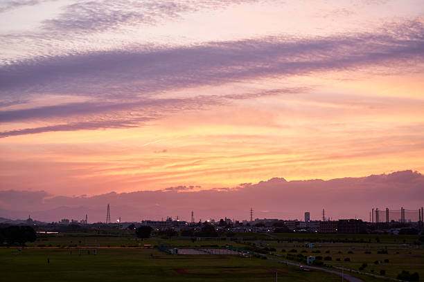 The hot light welling up from the horizon dyes the sky deeply, and then it transforms into a delicate gradation of purple and pink, like a forgotten dream. In the silence of twilight, the sky softly tells the story of the passing day.