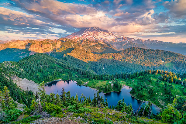 monte rainier sunset lake - monte rainier fotografías e imágenes de stock