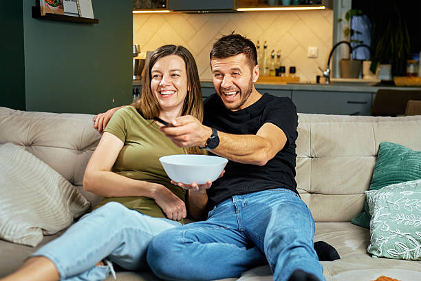 istock Couple Watching TV and Eating Snacks 2210251504