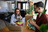 paar-das-seine-tragetaschen-online-mit-laptop-und-kreditkarte-verkauft.jpg?b=1&s=170x170&k=20&c=Yj6VJ4hsrc-71LLrdWr3LnIXrPJqMtB6re61m5jelaY=
