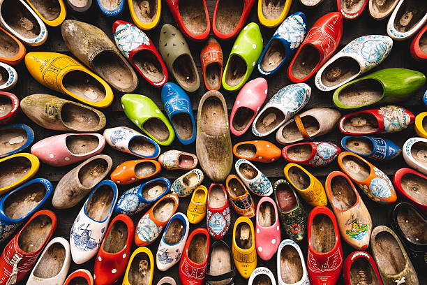 magnets for decoration with motifs of Moorish slippers of various colors.
